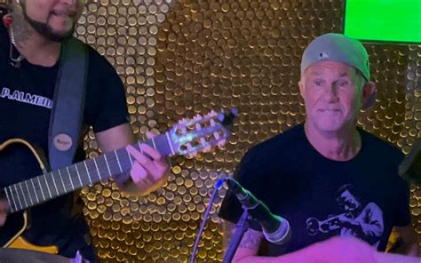 Baterista do Red Hot Chili Peppers toca Legião Urbana em bar na zona sul do Rio