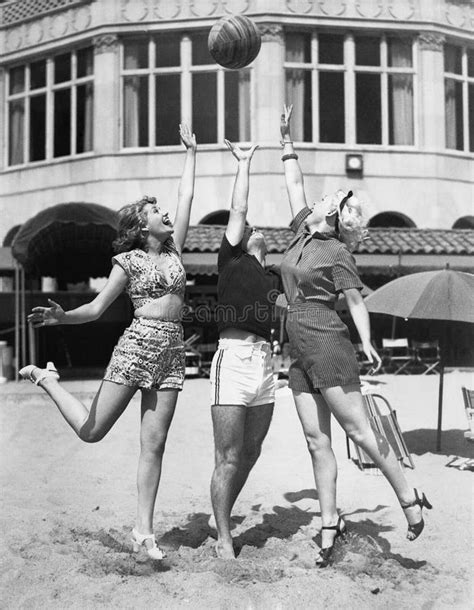 Tres Mujeres Jovenes En Bikini En La Playa Imagen De Archivo Imagen De Jovenes Playa