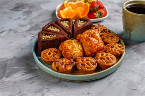 Assiette sucrée avec divers bonbons Photo Gratuite