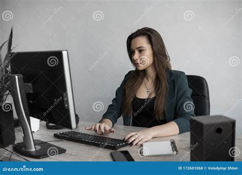 Brunette Una Donna Che Lavora Davanti A Un Monitor In Un Ufficio Donna D Affari Che Lavora Al