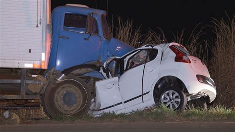 Acidente entre carro e caminhão deixa motorista morto na BR 080 em