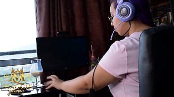 Baise moi pendant que je joue aux jeux vidéo XVIDEOS