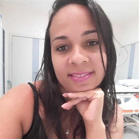 Mulher Morta A Facadas Pelo Pr Prio Marido Em Cima Da Cama Do Casal