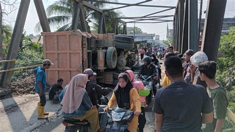 Truk Terguling Di Jembatan Sei Air Tenang Lalu Lintas Ke Tangkahan