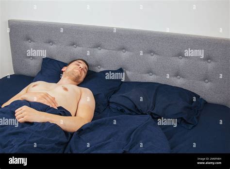 Ohne kleidung -Fotos und -Bildmaterial in hoher Auflösung – Alamy
