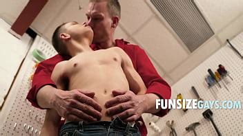 El conserje de polla gruesa juega con un jovencito de tamaño divertido XVIDEOS