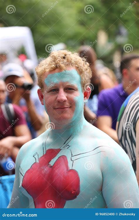 Os Artistas Pintam Inteiramente Modelos De Nude De Todas As Formas E Tamanhos Durante O O