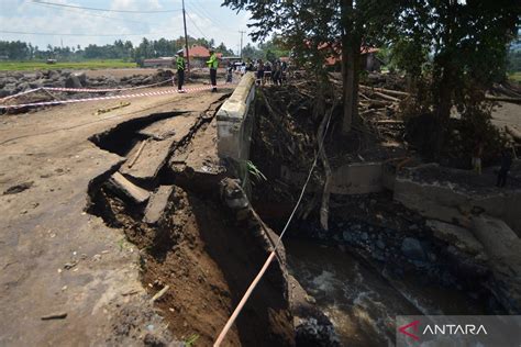 Jembatan Putus Diterjang Banjir Bandang Di Tanah Datar ANTARA News