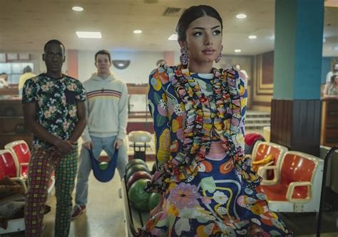 Sex Education invadimos os nécessaires das personagens e te mostramos os itens essenciais de