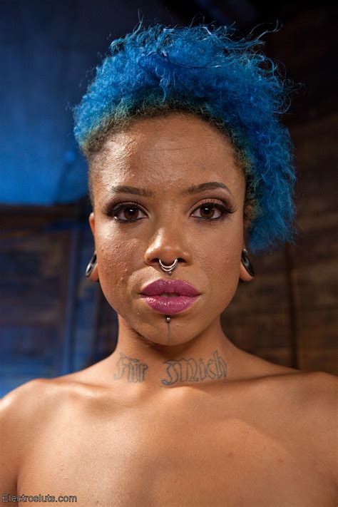 Sexy Lesbian Daisy Ducati Her Ebony GF Jessica Creepshow Tease In