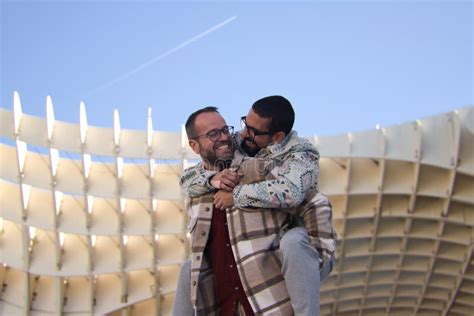 Matrimonio Real De Pareja Gay Muy Feliz Y Gracioso Uno Cabalgando En La Parte Trasera Del Otro A