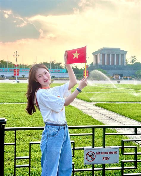 Hot girl 7 thứ tiếng MC Khánh Vy Bố mẹ luôn kéo chân tôi xuống mặt đất Báo Dân trí