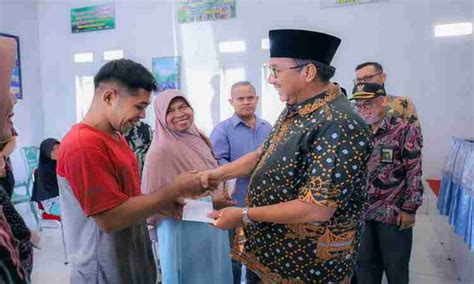 Bupati Benny Serahkan Bantuan Korban Angin Puting Beliung