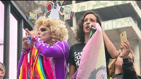 Vídeo Avenida Paulista deve receber três milhões de pessoas na Parada Gay Globo News Jornal