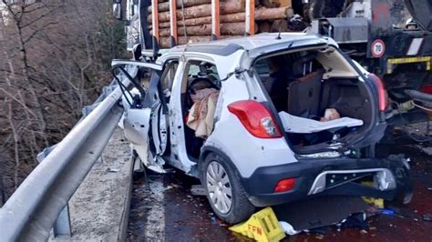 Auto Si Schianta Contro Un Tir Che Trasporta Legna Un Morto