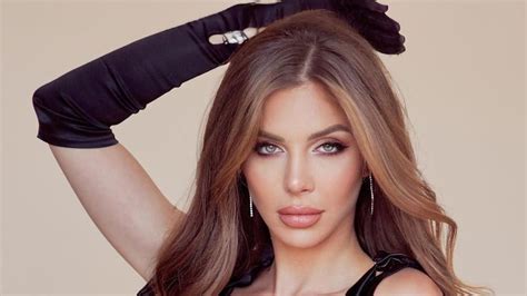 Romina Malaspina sorprendió con un baile al solcito con una microbikini nude que dejó ver de más