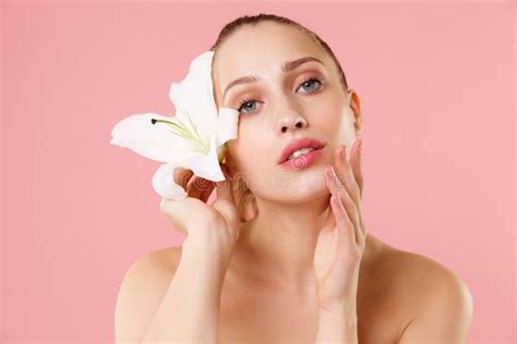 Cerrar Una Mujer Rubia Semidesnuda Piel Perfecta De Los Años Nude Maquillaje Ojos Azules En