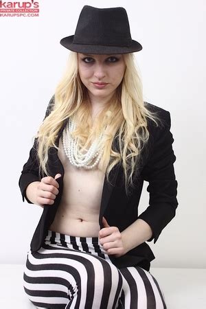 Classy Blonde Beauty Strips Down And Flaunt Xxx Dessert Picture