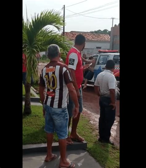 Homem ateia fogo em casa e foge na viatura da polícia no Pará Norte