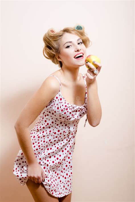 Portrait De La Fille De Pin Up Blonde Attirante De Jeune Belle Femme Mangeant La Pomme Et