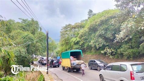 Macet Panjang Di Koto Baru Jalan Lintas Bukittinggi Padang Titik