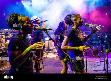 backing singers  res stock photography  images alamy