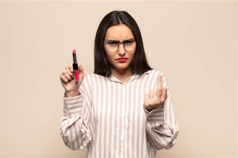Mujer Latina Joven Que Se Siente Enojada Molesta Rebelde Y Agresiva Moviendo El Dedo Medio