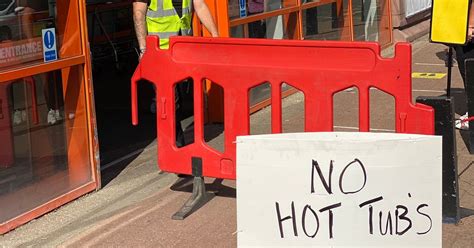 Glasgow B Q Runs Out Of Hot Tubs Amid High Demand During Lockdown Glasgow Live