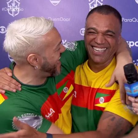 Belo e Denilson se abraçam e selam paz antes de jogo solidário ES HOJE