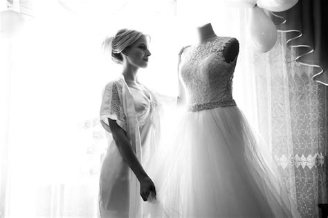 Boudoir da noiva noiva encantadora de manhã em lingerie se prepara para a festa Foto Premium