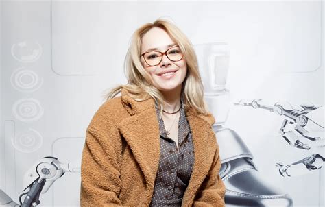 Wallpaper Look Pose Smile Makeup Actress Glasses Blonde Hair For Mobile And Desktop