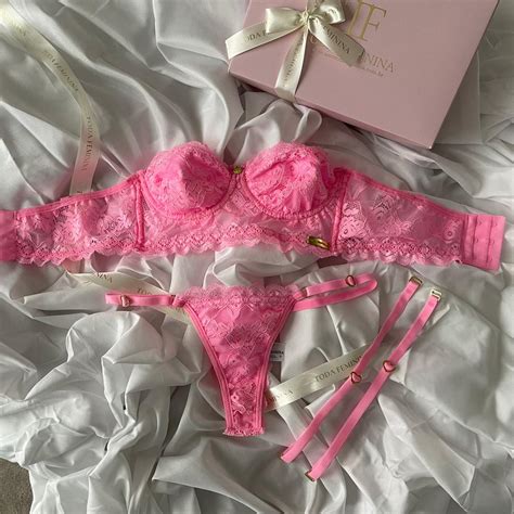 Conjunto de lingerie tomara que caia sutiã sem bojo aro e calcinha string fio dental rosa