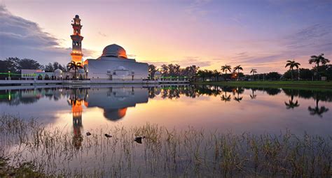 armchair travel visit mosques buy batik     virtual day