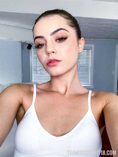 Fit Teen Kylie Quinn Strips Her Gym Wear And Poses Naked In A Solo CoedCherry