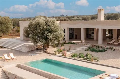 Studio Andrew Trotter Creates Earth Toned Villa From Local Sandstone In