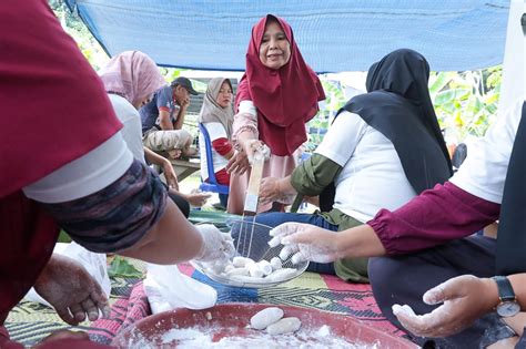 Nelayan Ganjar Jalin Silaturahmi Dengan Membuat Pempek Bersama Di Muara