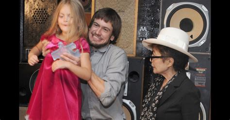 Pussy Riot Yoko Ono honore leur combat et se montre déterminée Purepeople