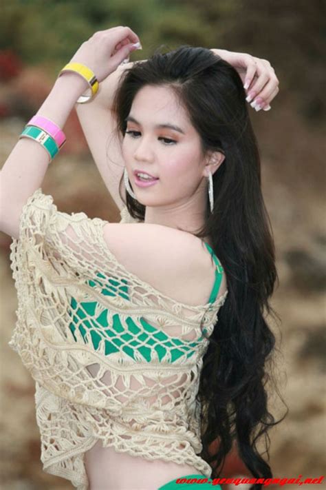 Girl Real Estate Ngọc Trinh trở lại hình ảnh quyến rũ với bikini xanh ในป 2020