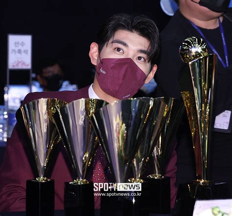 Mvp5관왕 이정후 은퇴선수 선정 올 시즌 최고 선수이대호는 레전드 특별상