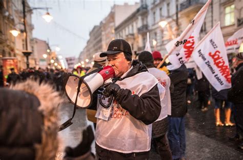 Pracownicy Veolii Energii D Protestowali Na Ul Piotrkowskiej Przed