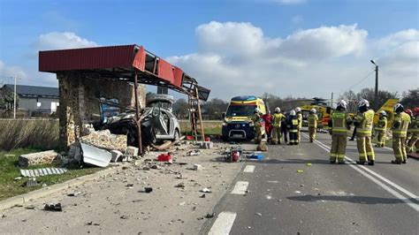 Kierowca uderzył w przystanek autobusowy Na miejscu lądował śmigłowiec