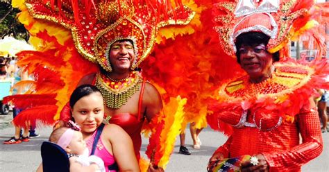 G Parada Gay desfila por Salvador em clima de festa e protesto por direitos notícias em Bahia
