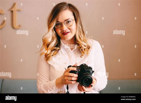 Portrait De Candide Belle Fille Blonde Femme Photographe Avec Son Appareil Au Travail Photo
