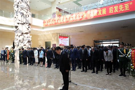 在第六个烈士纪念日，全市各界向革命烈士献花。 连云港宣传网