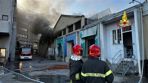 Incendio In Un Azienda Di Rivoli Fumo Nero Si Alza Da Un Capannone