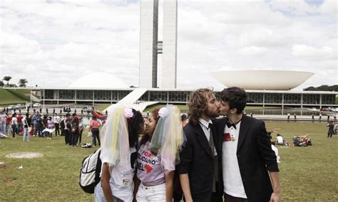 Em Protesto Contra Feliciano Manifestantes Fazem Beija O E Simulam Casamento Gay Jornal O Globo