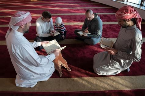 Musulmanes En La Mezquita Leyendo El Cor N Juntos Concepto De Educaci N