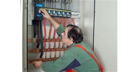 Търсят електротехници, продавачи, машинни оператори и учители в Пловдив ...