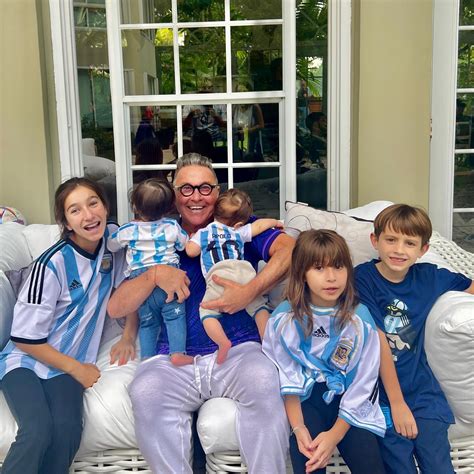 Así luce Índigo usando una camiseta de Argentina Ricardo Montaner