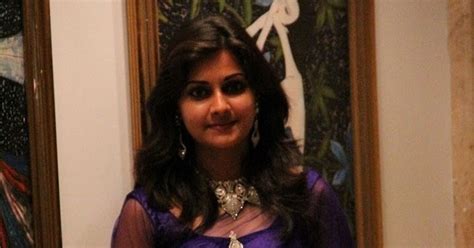 Aval Peyar Thamizharasi Actress Nandagi Aka Manumika Saree Navel Show Spicy Photo Gallery Hot